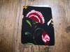 名称：1980-1990年代出口样品
 
类别：丝织品
尺寸：16*11.3（厘米） 
年代：公元二十世纪
描述：抽象花卉图案纹样面料，黑底红花。

