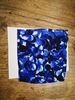 名称：1980-1990年代出口样品
 
类别：丝织品
尺寸：16*11.3（厘米） 
年代：公元二十世纪
描述：蓝黑色系的抽象花卉图案纹样面料。
