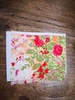 名称：1980-1990年代出口样品
 
类别：丝织品
尺寸：16*11.3（厘米） 
年代：公元二十世纪
描述：色彩艳丽明快的花卉图案纹样面料。
