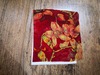 名称：1980-1990年代出口样品
 
类别：丝织品
尺寸：16*11.3（厘米） 
年代：公元二十世纪
描述：色彩艳丽明快的花卉图案纹样面料，红色系。
