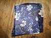 名称：1980-1990年代出口样品
 
类别：丝织品
尺寸：16*11.3（厘米） 
年代：公元二十世纪
描述：蓝色系花卉图案纹样面料。
