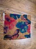 名称：1980-1990年代出口样品
 
类别：丝织品
尺寸：16*11.3（厘米） 
年代：公元二十世纪
描述：色彩艳丽明快的蝴蝶花卉图案纹样面料，符合当时欧美的流行审美。
